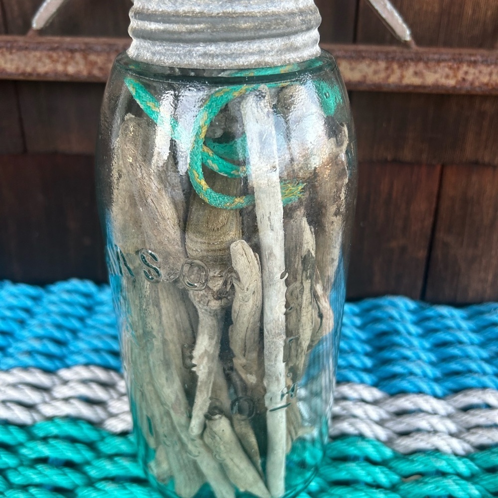Vintage glass jar with zinc top filled with driftwood and sea rope from Montauk - Picture 3 of 10